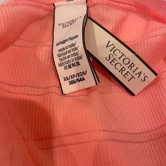 NEW WITH TAGS VICTORIA’S SECRET 2 PK SIZE XS HOT PINK HIPHUGGER LOGO WAISTBAND - Picture 5 of 5